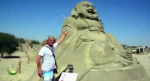 بالفيديو .. مواطن تركي يهاجم تمثال ” بوذا ” احتجاجاً على اضطهاد مسلمي الروهينغا