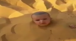 بالفيديو .. أب سعودي يدفن طفله الرضيع في الرمال