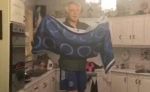 بالفيديو .. رجل إيرلندي يطارد ” وطواط ” في مطبخ منزله