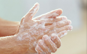 خبراء ينصحون : ردد أغنية عيد الميلاد مرتين عند غسل اليدين !