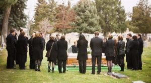 في بريطانيا .. متطفلة تحضر الجنازات على مدى 14 عاماً للحصول على الطعام !