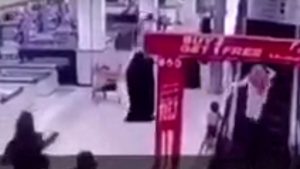 بالفيديو .. سعودي ينقذ طفلاً من موت مؤكد