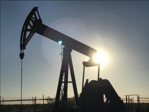 النفط يصعد مع استئناف عمل مصاف أمريكية و تراجع الدولار