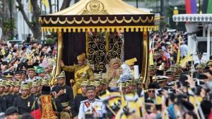 سلطان بروناي يحتفل بيوبيله الذهبي بـ ” عربة من ذهب “