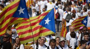 إقليم كتالونيا يهدد بعصيان مدني مع استعداد مدريد لفرض الحكم المباشر