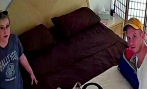 زوجان أميركيان يكتشفان كاميرا تتجسس عليهما داخل غرفة نومهما