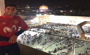 ماركو أسنسيو يثير انتقادات بوضع علم ” إسرائيل ” مع صورته أمام مسجد ” قبة الصخرة “