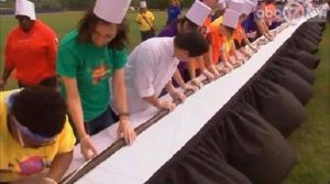 في نيويورك .. طلاب جامعة يعدون أطول شطيرة ” سوشي ” في العالم