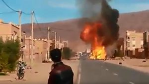بالفيديو .. شاحنة غاز تصطدم بعمود كهربائي في المغرب