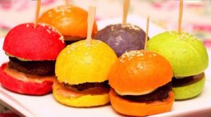 مطعم في دبي يقدم الـ ” برغر ” بألوان متعددة ( فيديو )