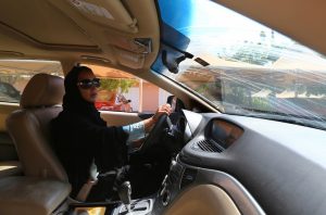 جامعة سعودية ستفتح مدرسة لتعليم النساء قيادة السيارة