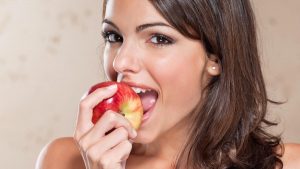 ما هي أفضل وسيلة للتخلص من المبيدات الحشرية على التفاح ؟