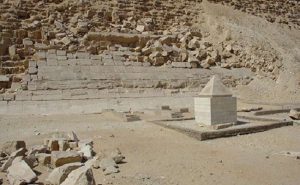 اكتشاف ” هرم ذهبي ” في منطقة سقارة المصرية