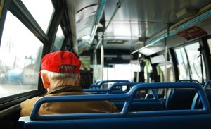 بروفيسور بريطاني : عليك أن تفكر مرتين قبل أن تترك مقعدك في الحافلة لشخص كبير في السن !