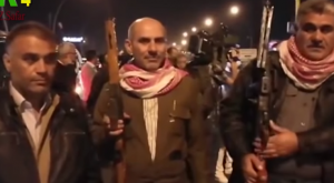 أكراد سوريون نازحون إلى كردستان يحملون السلاح للمشاركة في الدفاع عن كركوك ( فيديو )