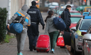 ألمانيا : ارتفاع أعداد اللاجئين العائدين طوعياً إلى بلادهم .. و ” برامج دعم مالية ” للراغبين