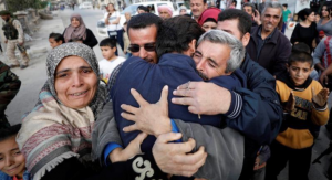 هربوا بعد أن قتلوا عنصراً عراقياً نائماً .. مسؤولون نظاميون يحتفلون بـ ” 26 رهينة ” فروا من قبضة تنظيم ” داعش ” في حمص