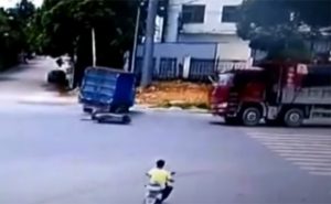 بالفيديو .. سائق ” سكوتر ” صيني ينجو بأعجوبة بعد اصطدامه بسيارتين على التوالي