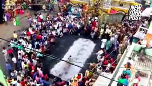 امرأة هندية تسقط داخل فحم محترق أثناء الاستعراض بالسير عليه ( فيديو )