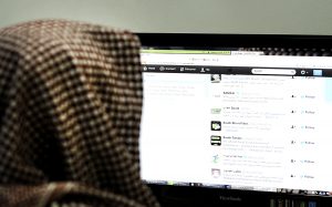توقيف عشرات الأشخاص في السعودية بتهم التحريض و نشر “ أكاذيب ” عبر الإنترنت