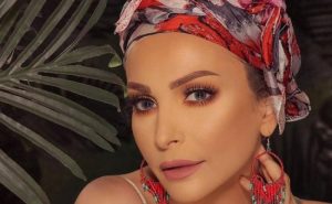 المغنية اللبنانية أمل حجازي تصدر ألبومها الجديد .. و الجمهور يتهمها بارتداء الحجاب للترويج لأعمالها