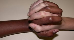 بحث جديد يكشف مصدر اختلاف ألوان بشرة الإنسان