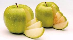 بالفيديو .. أول تفاح من نوعه لا يتحول لونه إلى البني