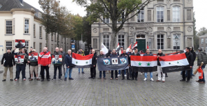 هولندا : موالون يتظاهرون لـ ” لفت الانتباه لتضحيات السوريين في قتالهم ضد الإرهابيين و المحتلين “