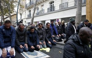 فرنسا “ ستمنع ″ المسلمين من الصلاة في أحد شوارع ضاحية باريس