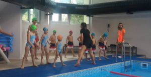تركيا : بلدية في إسطنبول تنظم دورة تدريبية لتعليم الأطفال السوريين السباحة ( فيديو )