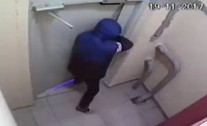 بالفيديو .. شاب روسي يستغرق 3 ساعات لفتح باب يفتح بثواني !