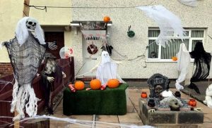 بريطانية تحتفل بـ ” الهالوين ” بتعليق جثة في حديقة منزلها !