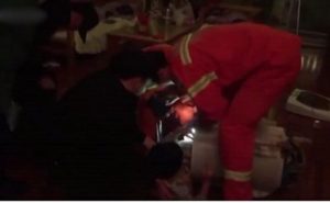 بالفيديو .. لحظة إخراج طفل صيني من غسالة علق داخلها