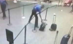 بالفيديو .. موظف في مطار أمريكي ينقذ المسافرين من انفجار بطارية