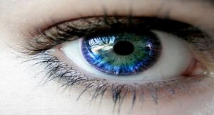 بالفيديو .. جراحة ليزرية تحول لون العين من البني للأزرق في 20 ثانية