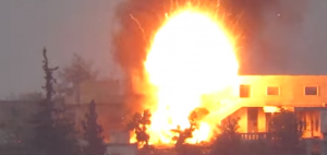 لحظة تدمير الجيش الحر دبابة لميليشيات النظام بصاروخ ” تاو ” في قرية الزغبة بريف حماة ( فيديو )