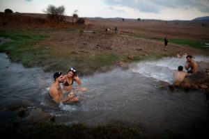 إسرائيليون يستجمون في المياه الحارة في مرتفعات الجولان المحتلة (صور)