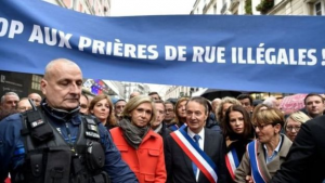 فرنسا : سياسيون يحتجون على أداء المسلمين صلاة الجمعة في الشوارع بعد أن سحبت البلدية قاعة كانوا يصلون فيها