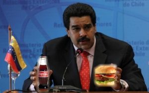 بالفيديو .. رئيس فنزويلا ” الجائعة ” يأكل أثناء خطاب متلفز !