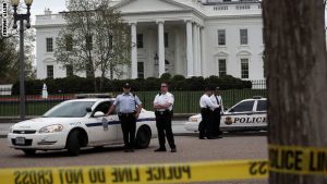 اعتقال رجل بعد تهديده بقتل “ كل أفراد الشرطة البيض ” عند البيت الأبيض