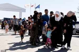 بينهم 59 طفلاً .. قبرص : إنقاذ عشرات من السوريين على متن قارب قبالة السواحل