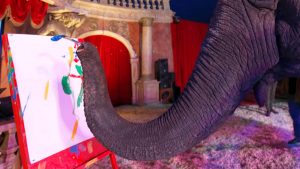 لوحات ” تجريدية ” بريشة أنثى فيل تباع في مزاد بالمجر