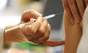 السعودية : ولي أمر يتهم مدرسة بقتل طفله بجرعة تطعيم