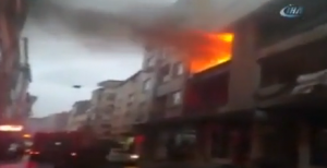 تركيا : عائلة سورية تنجو من حريق التهم منزلها في إسطنبول ( فيديو )