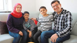 3 سنوات من الانتظار و الصعوبات تنتهي باجتماع سوري مع عائلته في ألمانيا