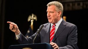 رئيس بلدية نيويورك الديمقراطي بيل دي بلازيو يفوز بولاية ثانية