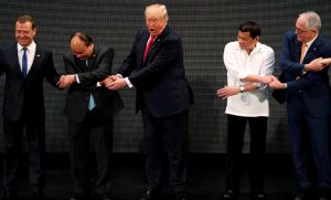 ترامب يكسر سلسلة مصافحة خلال التقاط الصورة التذكارية لقمة آسيان