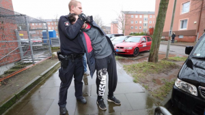ألمانيا : الشرطة تقبض على محتال سرق مجوهرات و أموالاً من تسعينية !