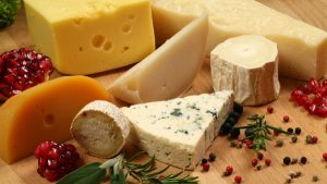 باحثون : تناول الجبن يقلل فرص الإصابة بالنوبات القلبية و السكتات