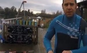 بريطاني يتزلج على الماء باستخدام جهاز ” آي باد ” ! ( فيديو )